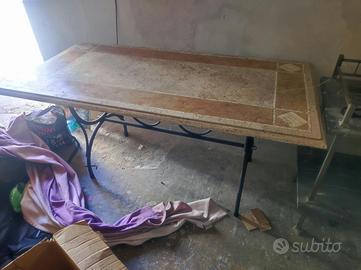 Tavolo in marmo con base in ferro battuto