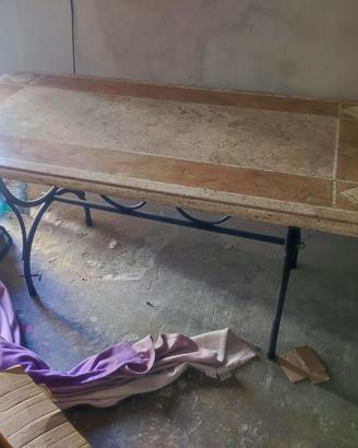 Tavolo in marmo con base in ferro battuto