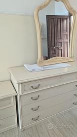Cassettiera, comodini e specchio