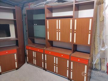 Mobile soggiorno con tavolo coordinato