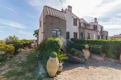VILLA A SCHIERA A VITORCHIANO