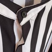 Camicia a righe bianche e nere – Stile senza tempo