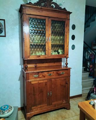 Credenza antica, in legno  con maniglie in ottone 