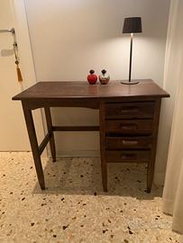 Piccolo scrittoio in legno