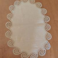 Runner ovale di lino, con bordo in pizzo di Cantù