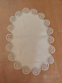 Runner ovale di lino, con bordo in pizzo di Cantù