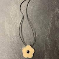 Collana di caucciù con ciondolo fiore nero e panna