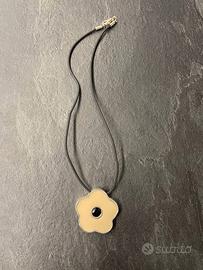 Collana di caucciù con ciondolo fiore nero e panna
