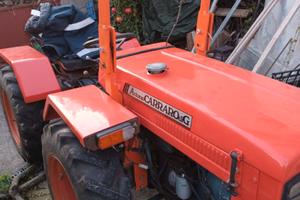 Trattore agricolo con accessori