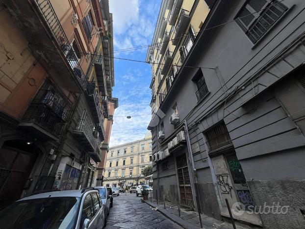 NEGOZIO A NAPOLI