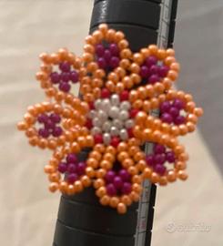 Anello a forma di margherita di perline.