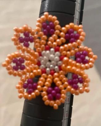 Anello a forma di margherita di perline.