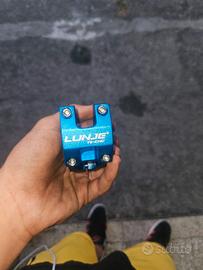 attacco manubrio blu bici