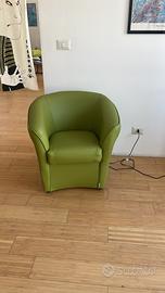 Poltroncina design verde effetto pelle