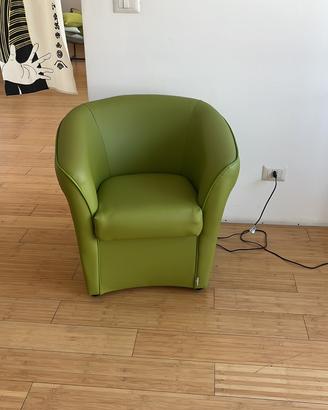 Poltroncina design verde effetto pelle