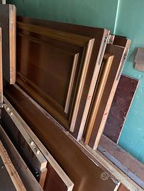 Armadio in legno classico con cassettiera
