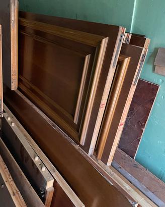 Armadio in legno classico con cassettiera