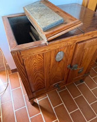 Ghiacciaia antica restaurata