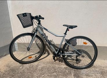 Bicicletta B-twin con cestello
