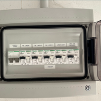 Diverse lampade, quadri e prese elettriche