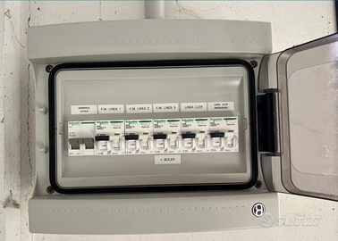 Diverse lampade, quadri e prese elettriche