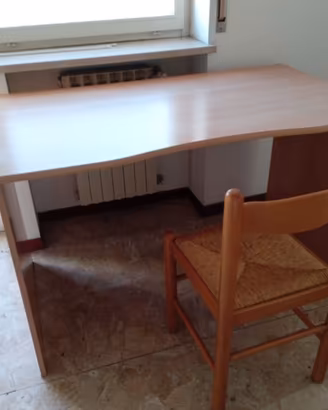 Scrivanie, scaffali, sedie e mobile tv