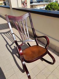Dondolo marcato Thonet nr 7411 del 1900