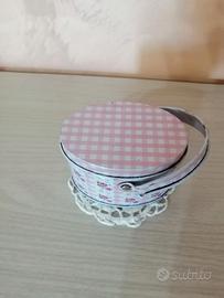 Scatolina in latta rosa con fiori con manico.