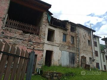 Rudere con scoperto in montagna