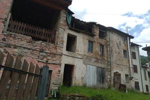 Rudere con scoperto in montagna