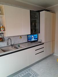 cucina con elettrodomestici