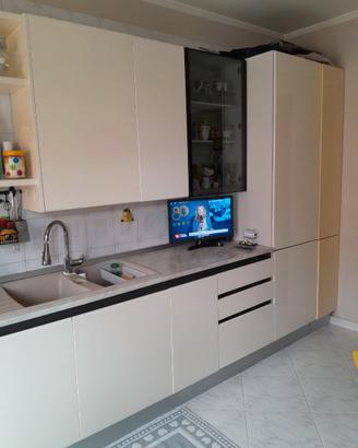 cucina con elettrodomestici