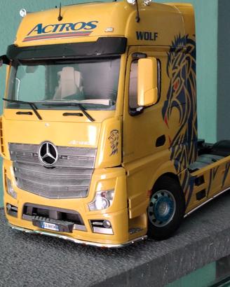 Modellino camion Mercedes.