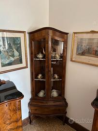 Angoliera in legno in stile classico
