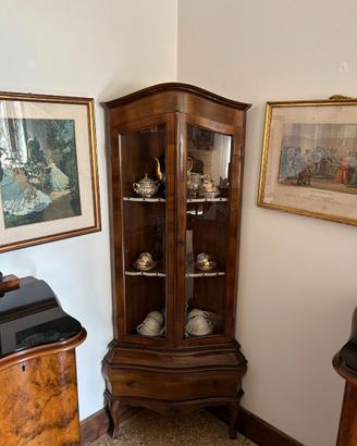 Angoliera in legno in stile classico