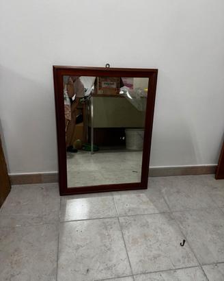 Specchio con cornice in legno