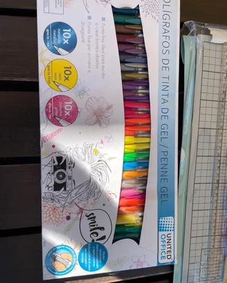 Colori, pennarelli, tagliacarta e altro