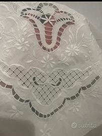 Tovaglia ricamata con 12 tovaglioli