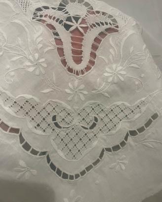 Tovaglia ricamata con 12 tovaglioli