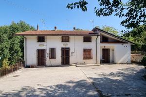 Porzione di fabbricato con tre camere e corte comu