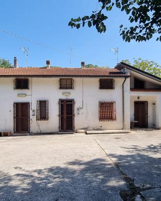 Porzione di fabbricato con tre camere e corte comu