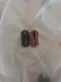 Orecchini rasoio e lettera A