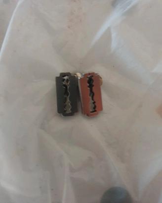 Orecchini rasoio e lettera A