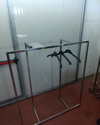 arredo negozio acciaio lucido