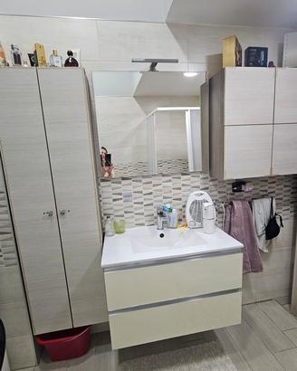 cucina angolare due armadi e mobiletti bagno