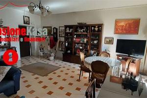 Appartamento di 160 m² con 4 locali e box auto a N