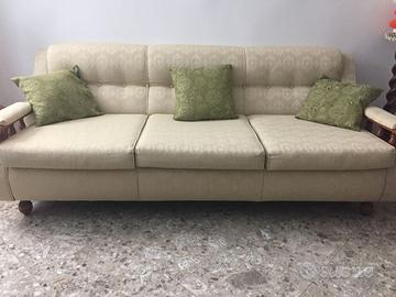 Salotto classico: divano e tavolo tondo 4 sedie