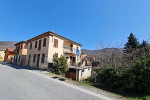 Casa indipendente con quattro appartamenti