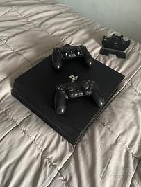 PS4 PRO + 2 controller e caricatore giochi a parte