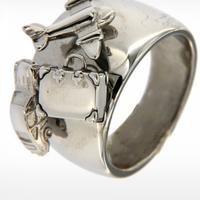 mix di bracciali, anelli, collane, orologi